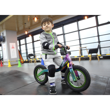 Equilibrio del bebé para caminar y deslizarse en bicicleta